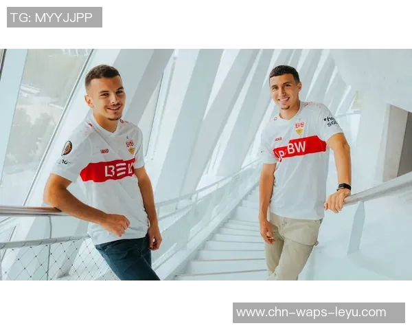 情侣同穿足球球衣展现默契与热爱共同追逐梦想的青春时光